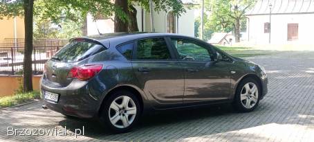 Opel Astra J zadbana  2011