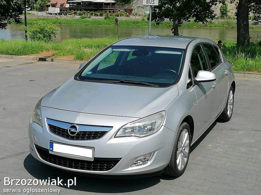 Opel Astra J.  Benzyna. .  Cosmo 2010