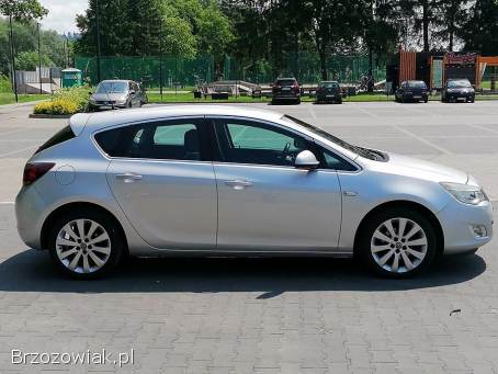 Opel Astra J.  Benzyna. .  Cosmo 2010