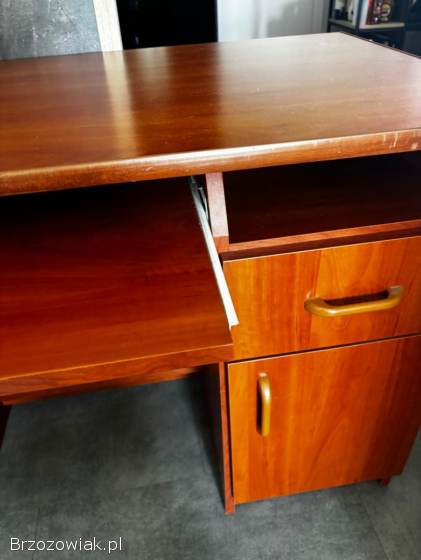 Brązowe biurko