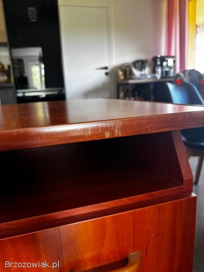 Brązowe biurko