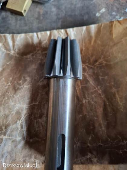 Wałek atakujący zębnika zgrabiarki,