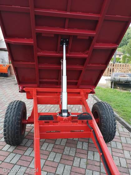 Przyczepa jednoosiowa z kiprem trzystronnym