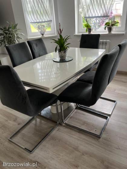 Stół z krzesłami