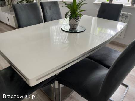Stół z krzesłami