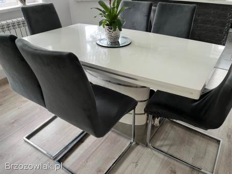 Stół z krzesłami