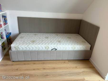 Łóżko tapicerowane z pojemnikiem na pościel – model narożny