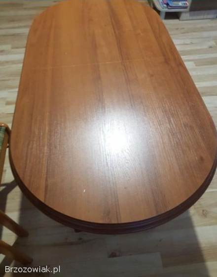 Stol z trzema krzesłami