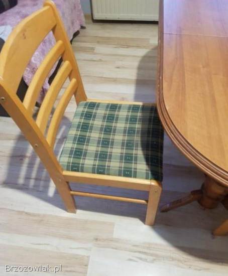 Stol z trzema krzesłami