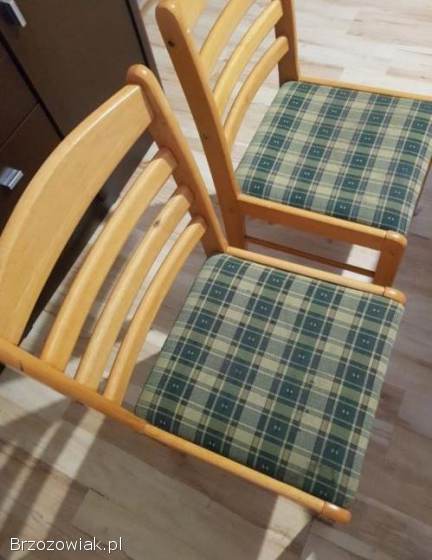 Stol z trzema krzesłami