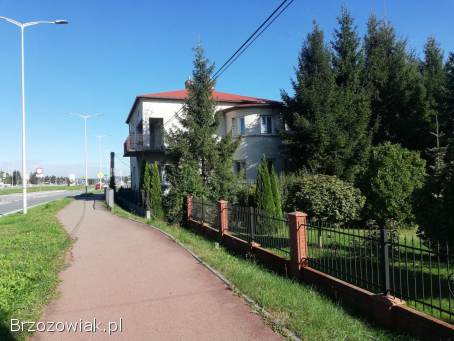 Dom mieszkalny dwulokalowy z budynkiem garażowo-gospodarczym