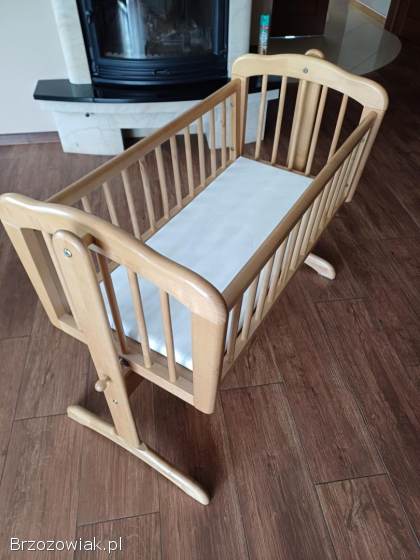 Drewniana kołyska dla niemowlaka