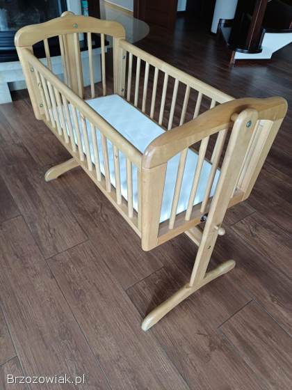 Drewniana kołyska dla niemowlaka