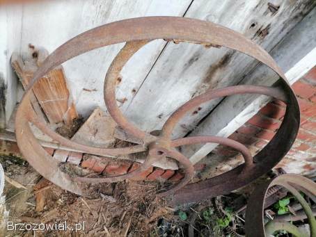 3 duze kola pasowe z sieczkarni