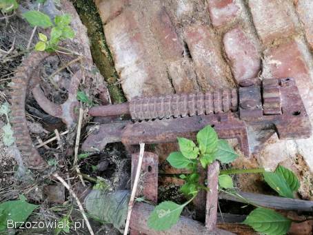 3 duze kola pasowe z sieczkarni