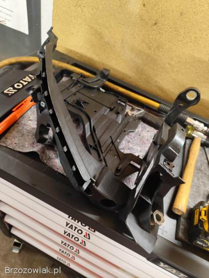 Mocowanie PRAWEGO REFLEKTORA KSENON Audi A4B8