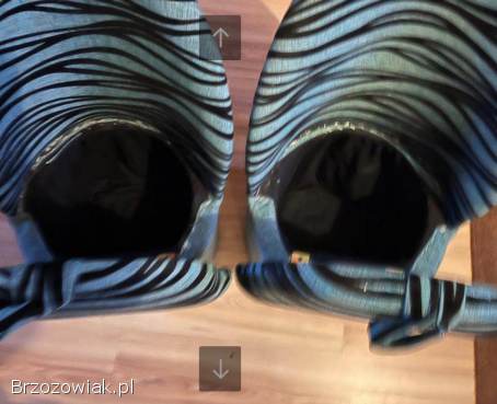 Dwie pufy niebieskie