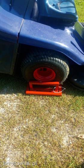 Podnośnik do traktorka kosiarki