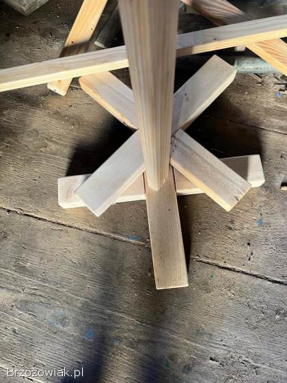 Drewniana ścianka za stół pary młodej