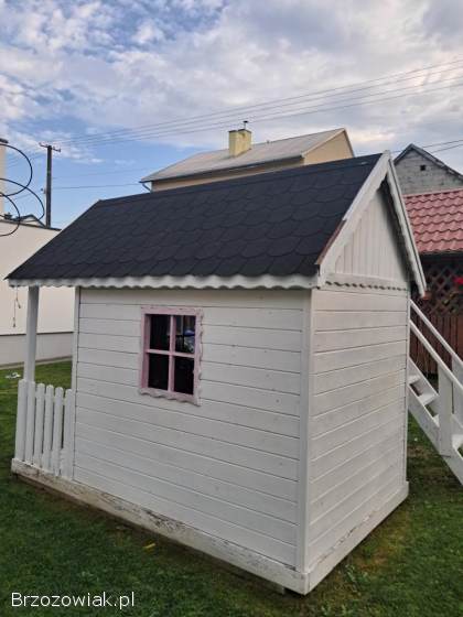 Drewniany domek ze zjeżdżalnią