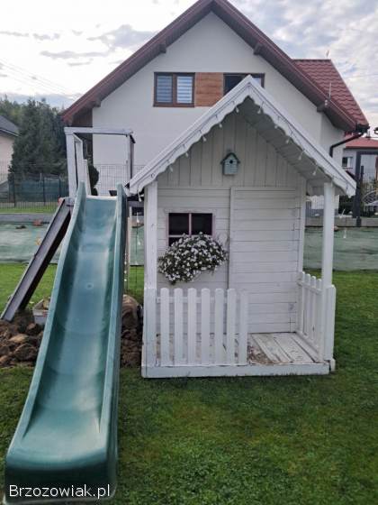 Drewniany domek ze zjeżdżalnią