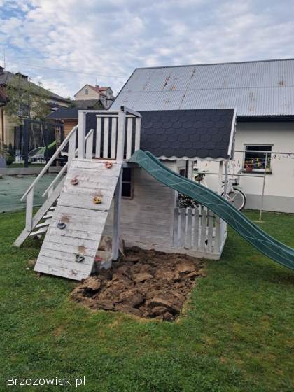 Drewniany domek ze zjeżdżalnią