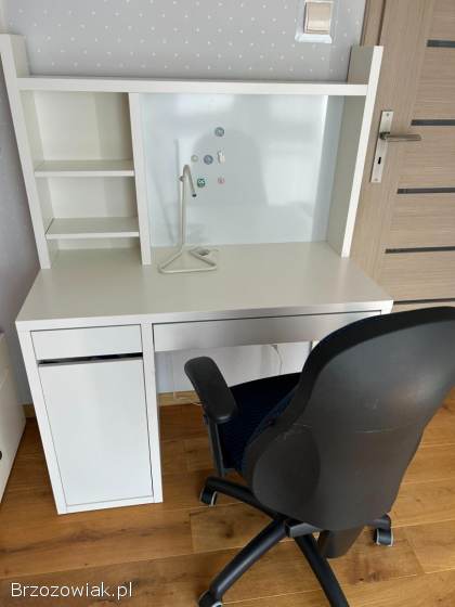 Biurko Ikea MICKE z nadstawką,  krzesło Nowy Styl