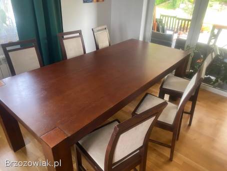 Drewniany stół z krzesłami