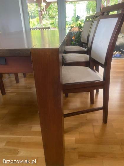 Drewniany stół z krzesłami