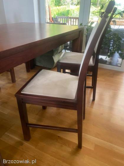 Drewniany stół z krzesłami
