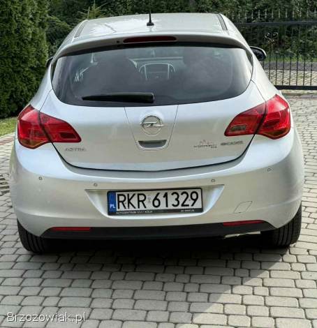 Opel Astra Hatchback 2011