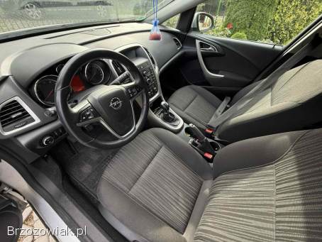 Opel Astra Hatchback 2011